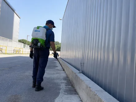 Fotografía editorial exclusiva de empresas-plagas.es para un contexto de inspección; no representa la sede, el equipo ni un trabajo de Lokímica